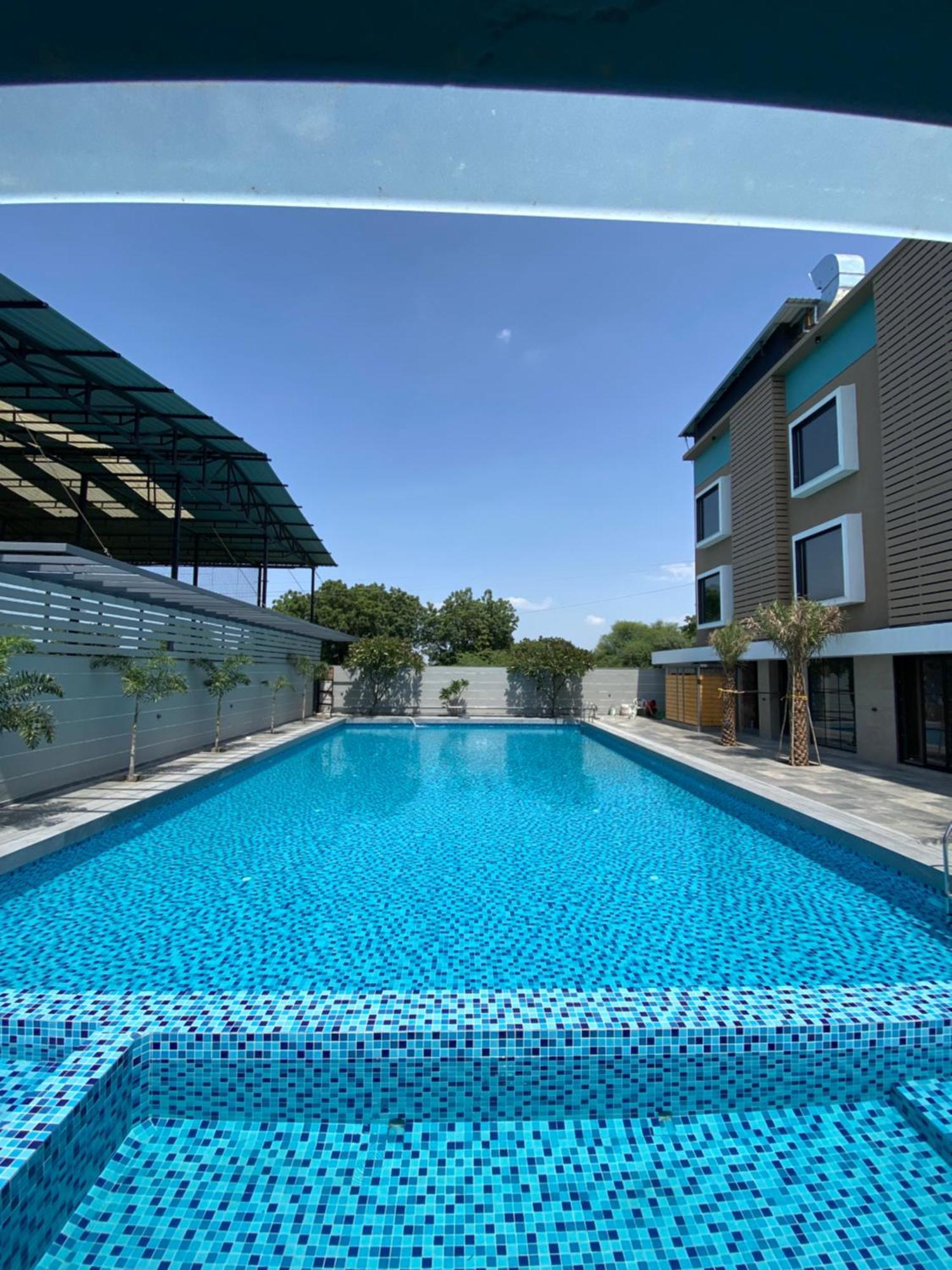 The Pavilion Park Resort Mālegaon Exteriér fotografie